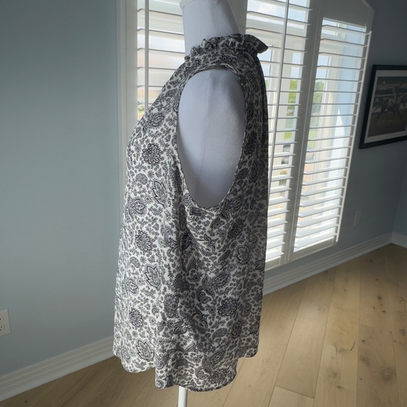 Banana Republic Black and White Paisley Sleeveless Blouse Size Medium - Picture 2 of 6